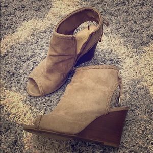 Side Zip Peep-toe Wedge